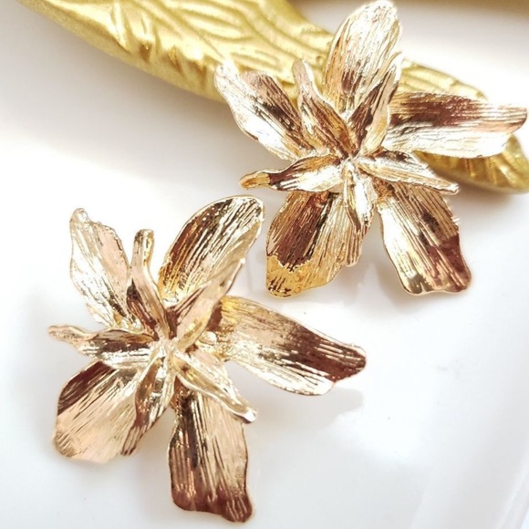 Gold Flower Earrings - Picture 3 of 9